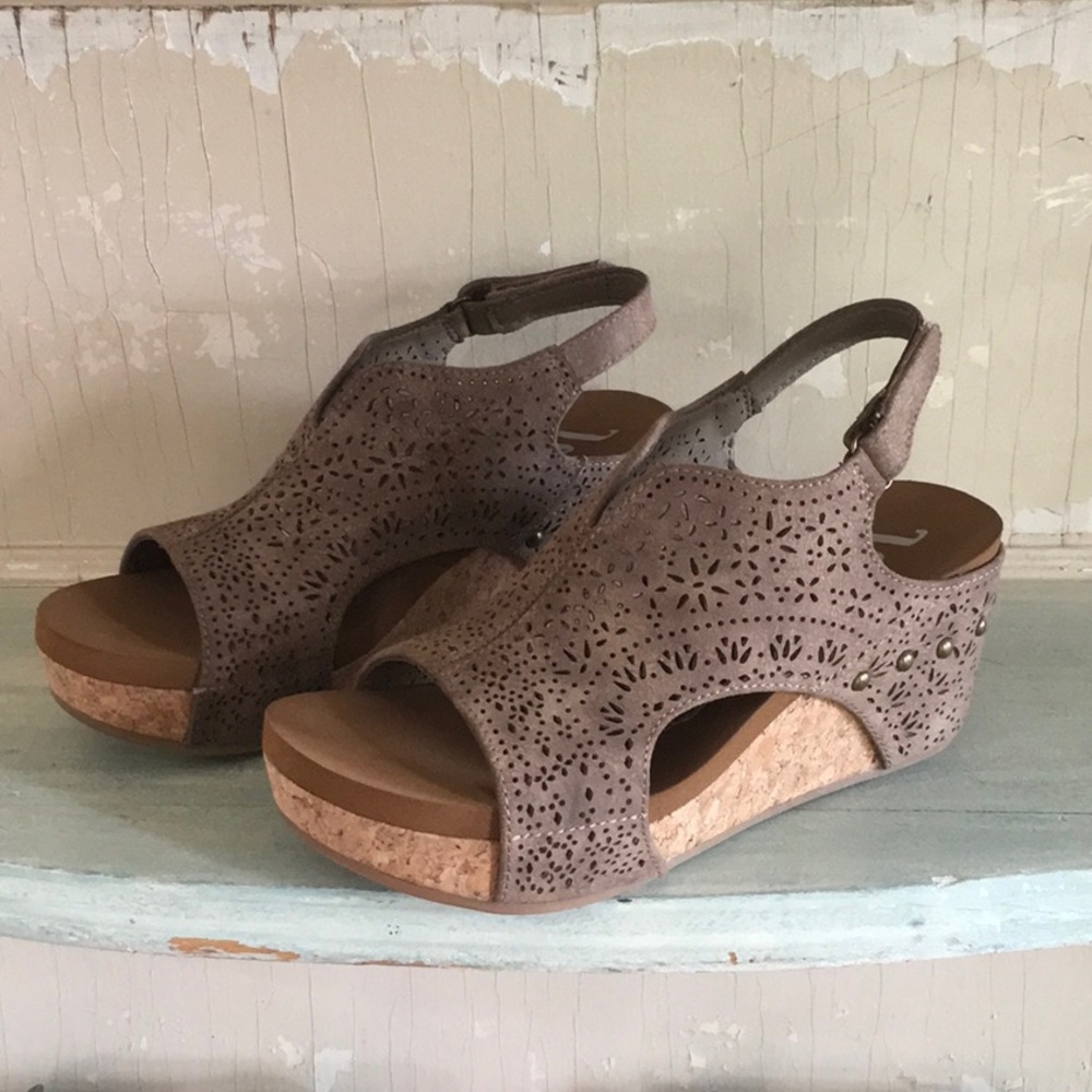 Wedge sandal with adjustable strap